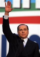 O primeiro ministro italiano, Silvio Berlusconi, viaja à Líbia e causa nova polêmica