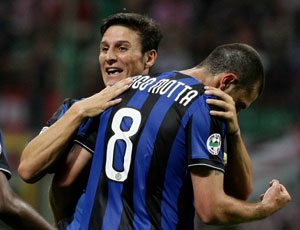 Thiago Motta, de costas, comemora seu primeiro gol com a camisa da Inter, e o primeiro da goleada por 4 a 0 sobre o arqui-rival Milan