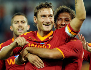 O artilheiro e ídolo romano, Francesco Totti, comemora um de seus três gols na goleada por 7 a 1 sobre o Kosicks da Eslováquia