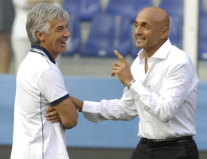 Gasperini à esquerda e Spalletti à direita, respectivamente treinadores de Genoa e Roma, estão confiantes na classificação de suas equipes à fase principal da Liga da Europa