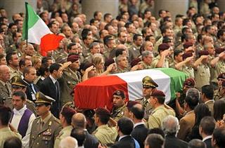 Funeral de soldados mortos no Afeganistão reúne milhares em Roma