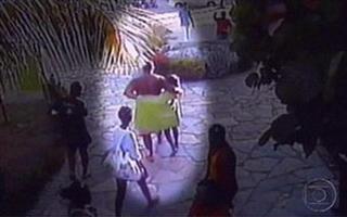 Imagens do circuito interno de TV da barraca de praia mostra o momento que o italiano saía da praia com a filha