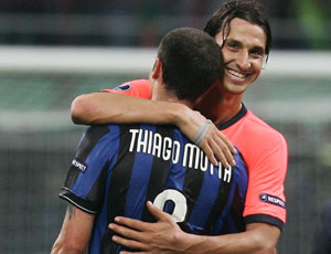 Ibrahimovic, agora no Barcelona, fez questão de abraçar todos os seus ex-companheiros da Inter
