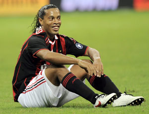 O inoperante Ronaldinho Gaúcho é o símbolo do momento conturbado que vive o Milan