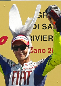 Com orelhas de burro, capacete de burro e vitória de gente grande Rossi volta a disparar no mundial da Moto GP