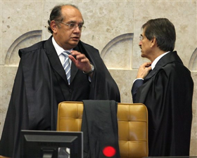 O presidente do STF, ministro Gilmar Mendes, conversa com o relator do Caso Battisti, ministro Cezar Peluso, durante o julgamento