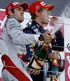 Vettel (centro) toma um banho de Trulli