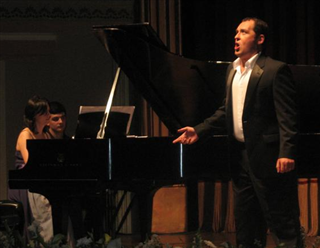 Ao piano Dana Radu, juntamente com o tenor Giuseppe Varano