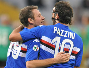 A dupla Cassano e Pazzini, da Sampdoria, considerada a melhor dupla da Itália, comemora o gol de abertura da goleada sobre o Bologna por 4 a 1