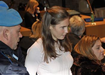 A americana Amanda Knox comparece a depoimento