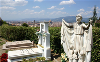 Papa Bento XVI diz que melhor forma de lembrar os mortos é rezar