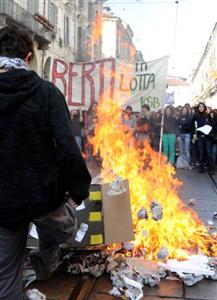 Manifestantes ateam fogo para protestar contra o sistema educacional