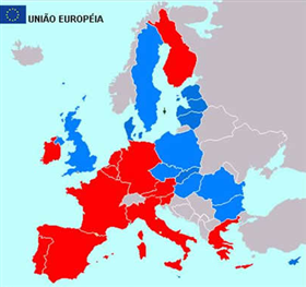 Mapa da UE; em vermelho estão os países que utilizam o euro, e em azul os que não aderiram à moeda
