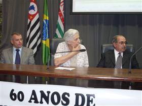Natalina Berto discursa ao lado do presidente do Inas, Antonino Sorgi, à direita, e do coordenador geral do patronato, Enrico Gianluca