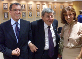 Esquerda para a direita: Cônsul Marco Marsilli, Vincenzo Scotti e a embaixatriz Antonella La Francesca