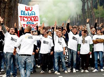 Italianos fazem manifestação contra cartão de identificação
