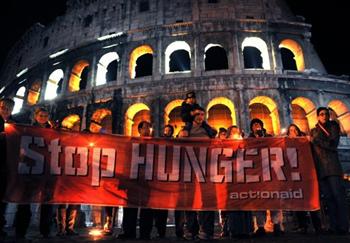 Membros da organização ActionAid durante manifestação em frente ao Coliseu, em Roma