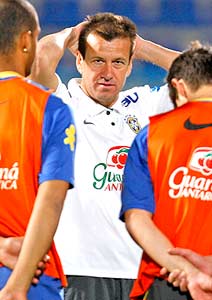 O treinador da seleção brasileira,Dunga, faz testes no amistoso contra a Inglaterra