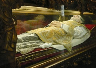 Urna com os restos mortais do padre italiano Dom Bosco, em peregrinação pelo Brasil, chega a São Paulo