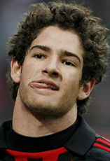 Alexandre Pato leva prêmio de melhor jogador jovem na Europa em 2009