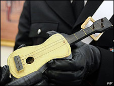 O violão de brinquedo traz a inscrição 'Paloma', nome da filha do artista
