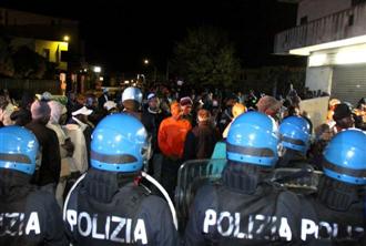 Policias entram em confronto com imigrantes