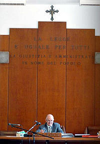 Juiz Italiano é afastado por se recusar a fazer audiências na presença de crucifixos