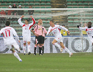 Atletas do Bari comemoram gol na vitória por 4 a 2 contra o Palermo