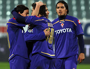 Atletas da Fiorentina comemoram gol contra a Lazio pelas quartas de final da Copa da Itália