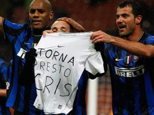Jogadores da Inter fazem homenagem a Chivu, que operou o crânio