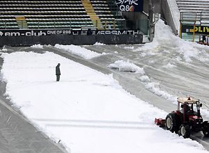 O Estádio Tardini, do Parma, está totalmente debaixo de neve, e por isso o confronto entre os donos da casa e a Inter foi adiado para o dia 10 de fevereiro