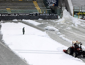 O Estádio Tardini, do Parma, está totalmente debaixo de neve, e por isso o confronto entre os donos da casa e a Inter foi adiado para o dia 10 de fevereiro