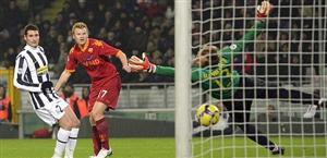 O ala Riise (de vermelho), da Roma, fez o gol da vitória de seu time sobre a Juve