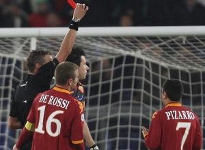 O goleiro brasileiro Doni recebeu cartão vermelho na vitória da Roma contra o Chievo Verona; 1 a 0