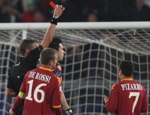 O goleiro brasileiro Doni recebeu cartão vermelho na vitória da Roma contra o Chievo Verona; 1 a 0