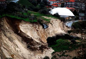Deslizamentos de terra ameaçam povoados no sul da Itália