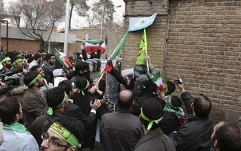 Iranianos apedrejam a Embaixada da Itália em Teerã
