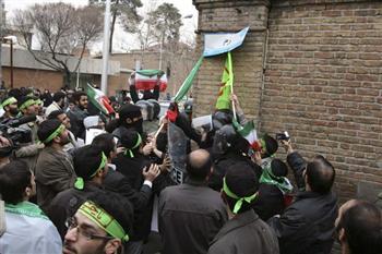Iranianos apedrejam a Embaixada da Itália em Teerã