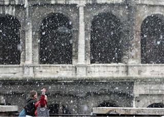 Não nevava na capital italiana desde 2005, e a última nevasca significativa ocorreu em 1986, quando a camada de neve atingiu 20 centímetros, paralisando a cidade. (Foto: AP)