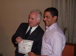 O conselheiro do Comites, Sebastião Zoli, entrega o prêmio para o terceiro colocado André Carneiro da Cunha