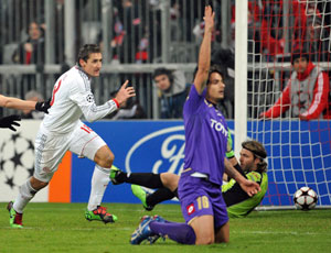 O atacante Klose, de branco, comemora gol da vitória de seu Bayern contra a Fiorentina. O gol foi em impedimento e o erro foi criticado pelos próprios veículos de comunicação alemães.