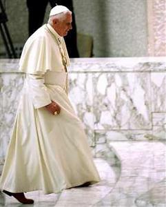 Papa Bento XVI acompanha polêmica envolvendo jornal católico, diz porta-voz