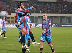 Jogadores do Catania comemoram gol no duelo contra o Bari