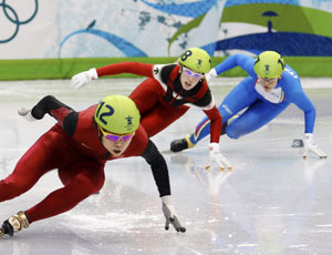 A chinesa Meng (na esquerda), a canadense St-Gelais (no meio), e a italiana Arianna Fontana (na direita) ficaram, respectivamente em primeiro, segundo e terceiro lugares