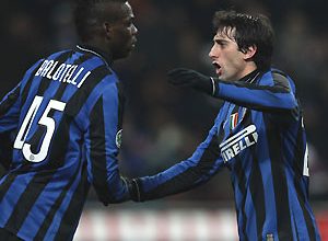 Os atacantes da Inter, Balotelli (esq) e Milito (dir), comemoram o gol da vitória sobre a Fiorentina, pelas semifinais da Copa da Itália