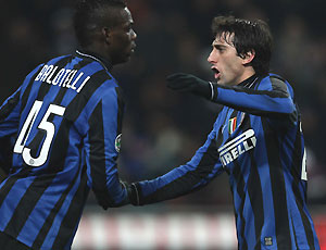 Os atacantes da Inter, Balotelli (esq) e Milito (dir), comemoram o gol da vitória sobre a Fiorentina, pelas semifinais da Copa da Itália
