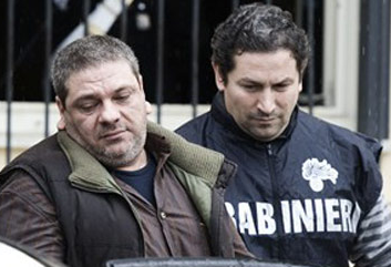 suposto líder mafioso Pasquale Giovanni Vargas é escoltado por policiais neste sábado (20) depois de sua prisão em Castello di Cisterna.