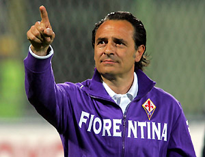 O treinador da Fiorentina, Prandelli, além de ter como adversário o entrosado time da Inter, ainda perdeu Mutu e, com isso, chamou apenas dois atacantes, Babacar e Gilardino