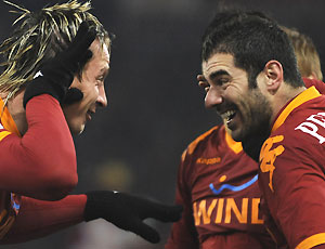 O atleta da Roma, Mexes (esq.), comemorou seu gol, o segundo da vitória de seu time contra a Udinese