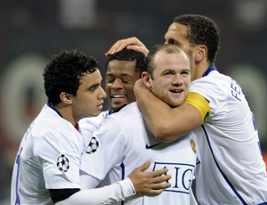 Rooney, do Manchester United, fez dois gols no duelo contra o Milan, e abriu vantagem para sua equipe no confronto mata-mata